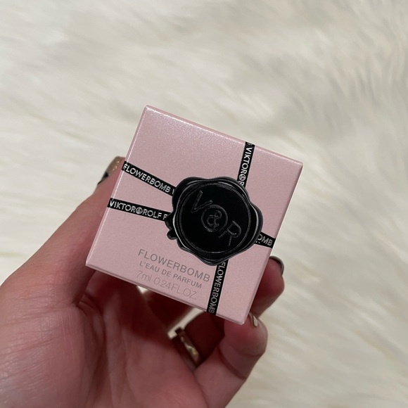 Viktor&Rolf Flowerbomb (Mini Size) - Picture 2 of 2